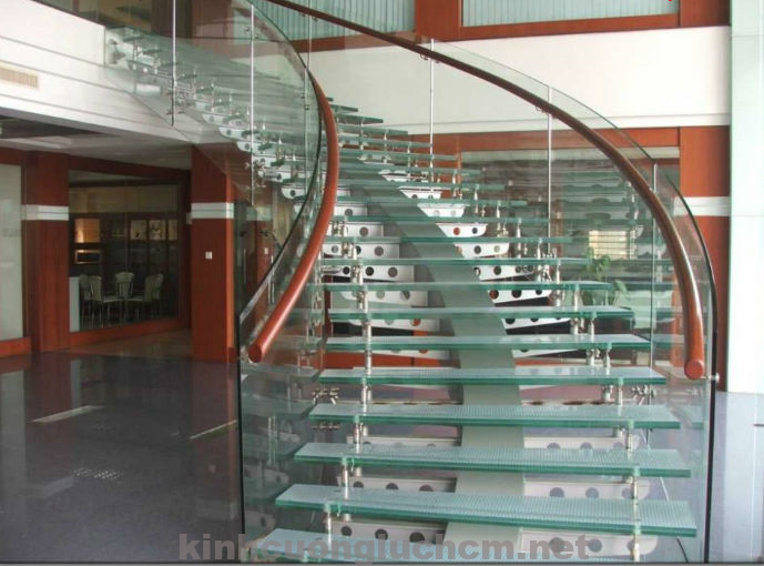 Cầu thang kiếng cường lực giá tốt nhất 2018 hiện nay