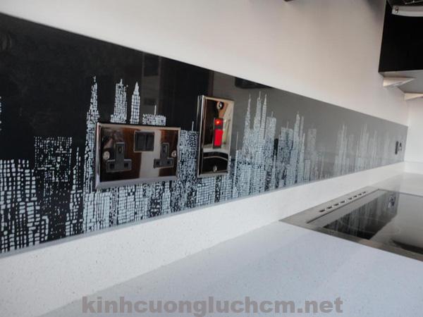 Kính màu ốp tường bếp 2018 hiện nay