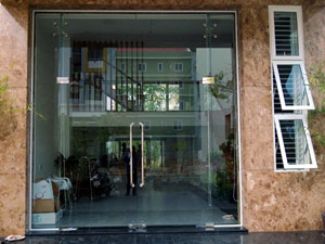 Cửa kính nhôm b2